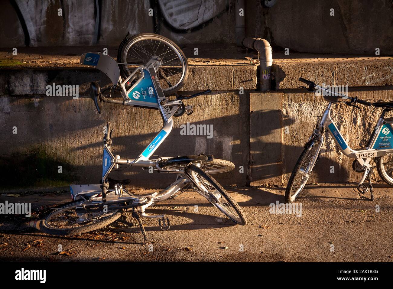 Caduto e danneggiato il noleggio biciclette, Fordpass-Bike, DB chiamata una bici, nel quartiere Deutz di Colonia, Germania umgestuerzte und beschaedigte Mietfahrraeder, per Foto Stock