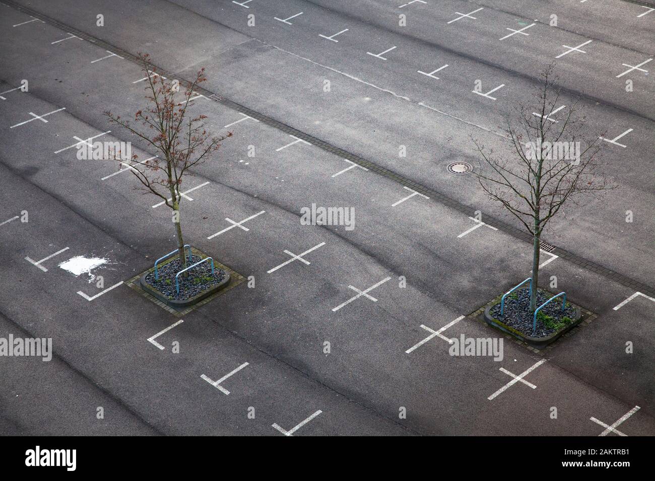 Vuoto area di parcheggio presso la Fiera di Colonia nel quartiere Deutz di Colonia, Germania. leerer Parkplatz an der Koelnmesse im Stadtteil Deutz, Koeln, D Foto Stock