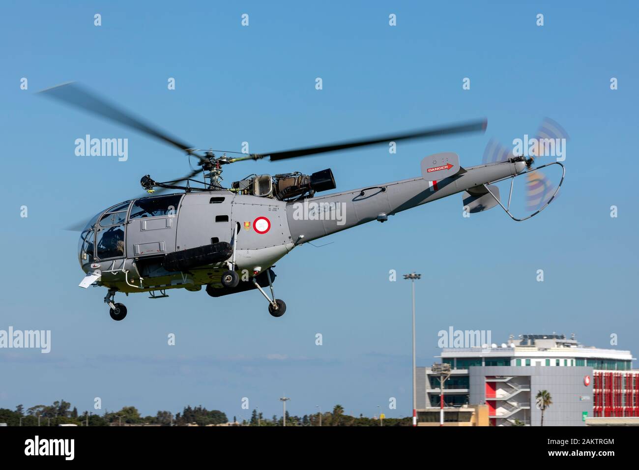 A Malta le Forze Armate di Aérospatiale SA-316B Alouette III (come9211) proveniente per atterrare sulla pista 31. Foto Stock