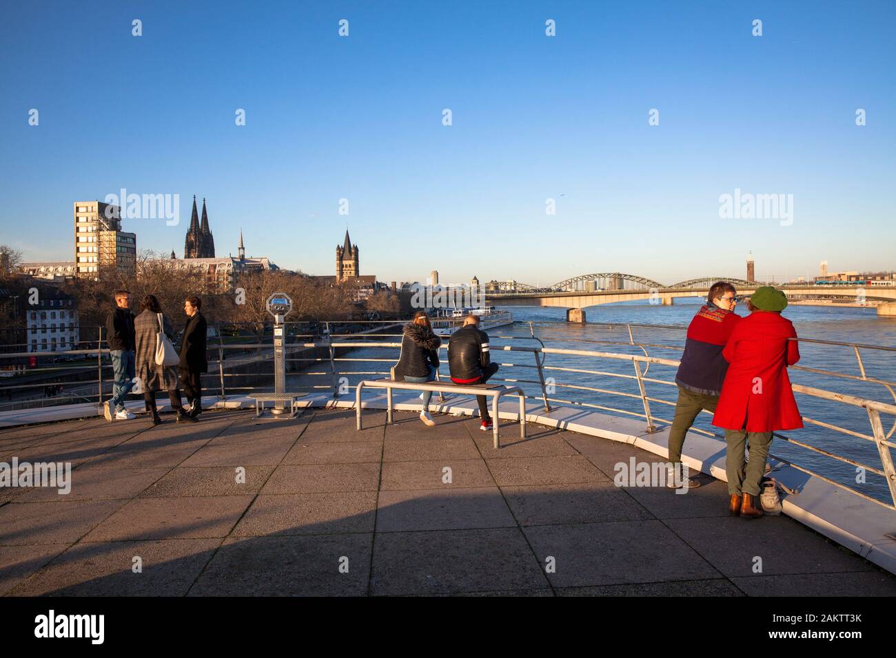 La gente sul ponte di osservazione del museo del cioccolato a Rheinau Harbour, vista la cattedrale e la chiesa al lordo di San Martin, Colonia, Germania Foto Stock