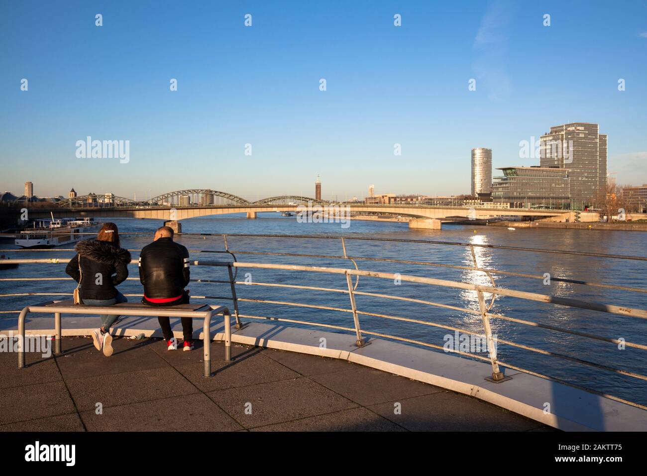 La gente sul ponte di osservazione del museo del cioccolato a Rheinau Harbour, vista sul Reno per il quartiere Deutz con gli edifici ad alta Foto Stock