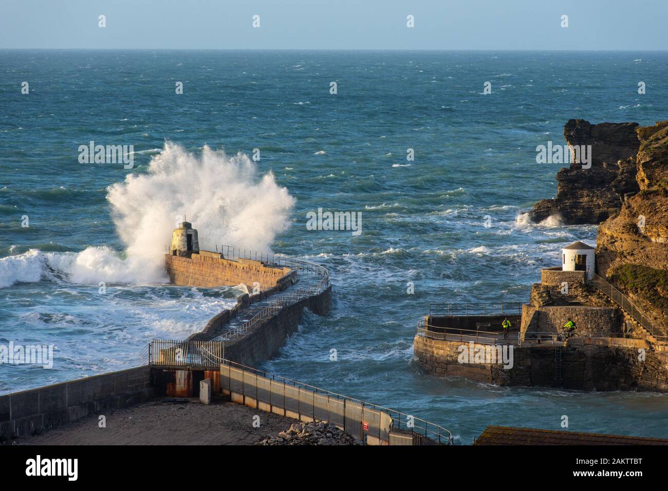 Maltempo a Portreath, Cornwall, Regno Unito con onde che si infrangono sulla capanna di scimmia che fu originariamente costruito come un rifugio per i piloti del porto. Foto Stock