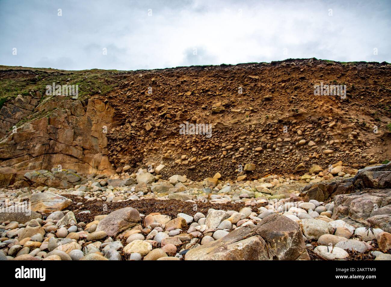 La spiaggia di rilievo a Porth Nanven Cornovaglia è la prova di aumento del livello del mare circa 120.000 anni fa. Foto Stock
