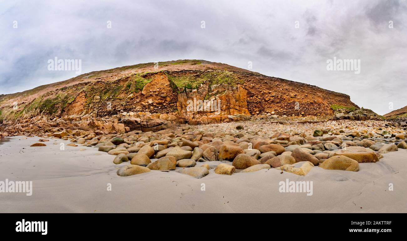 La spiaggia di rilievo a Porth Nanven Cornovaglia è la prova di aumento del livello del mare circa 120.000 anni fa. Foto Stock