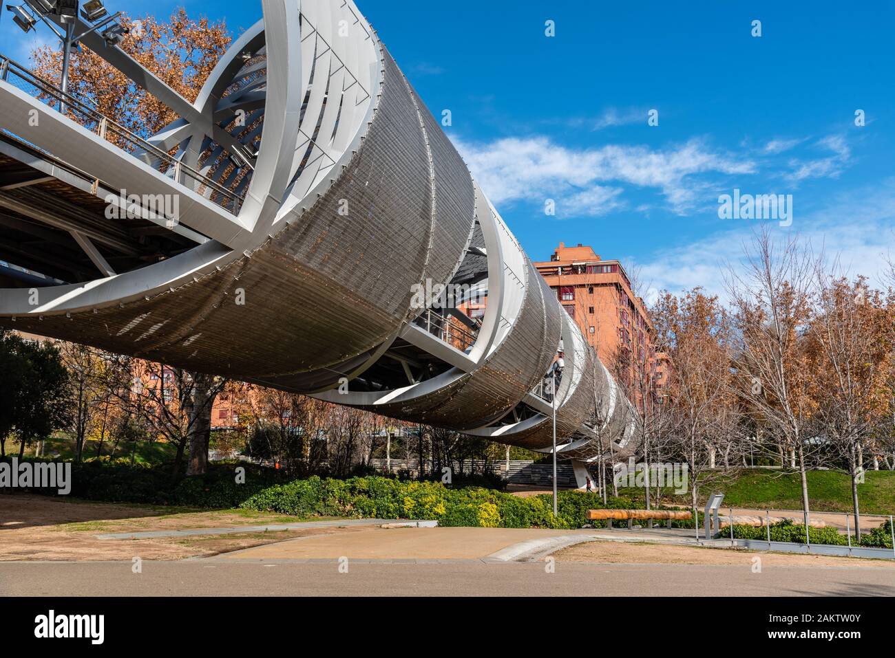 Metallo moderna passerella sul fiume Manzanares a Madrid. Foto Stock