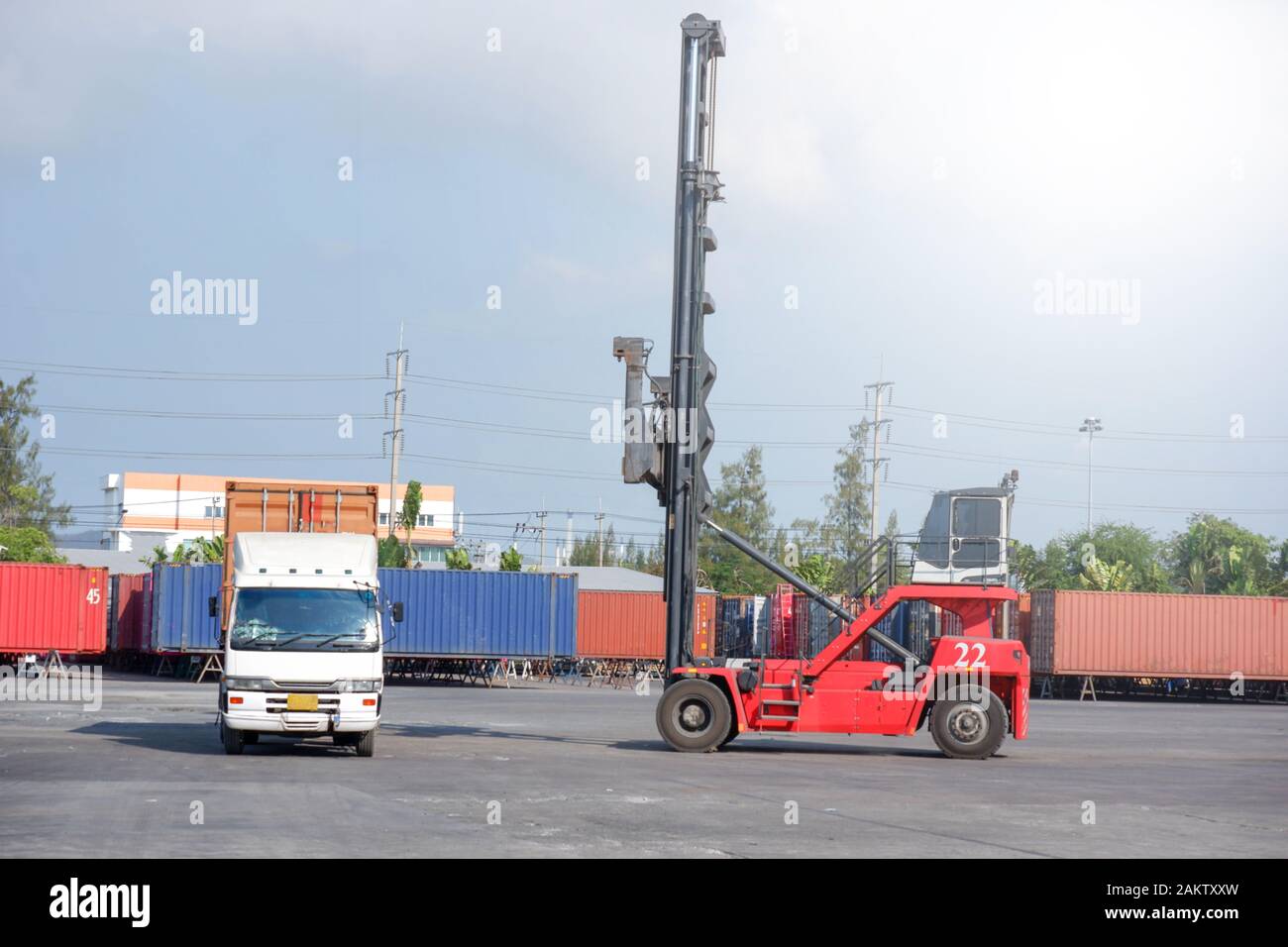 Impilatore di contenitori, caricare il contenitore nel carrello. Concetto di trasporto Foto Stock