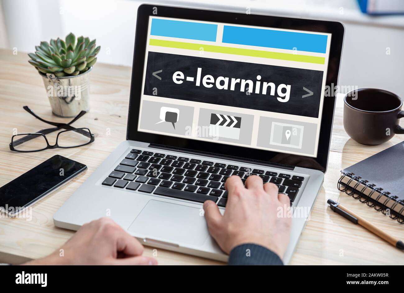 E learning online, formazione e istruzione, apprendimento a distanza concetto. Uomo che lavora con un computer portatile, l'e-learning il testo visualizzato sullo schermo. Foto Stock