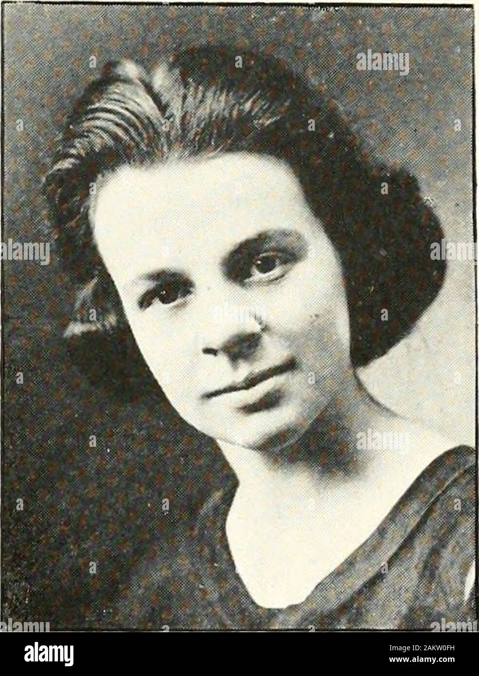Cohongoroota . T. FREDERICK HENDERSON, JR. Fred Henderson, la Junior presidente,di Slanesv.ille è un popolare residenti;lui è molto affezionato al mondo sociale,ed è sempre in essa con un gioco o agirl.. ELIZABETH M ELY in atout heres un lassie named ElizabethTrump, per la matematica e il francese ha trovato loro un moncone;Ma il salto di classi e flirtare, oh, Gee! Shes il campione flirt di vecchi S. C. MILDRED G. BOWERS Heres al nostro segretario Junior,adesso a volte ella diventa abbastanza con-trary quando la Ford è seccata o start-ers bum, ma per tutti che shes un ottimo chum. Foto Stock