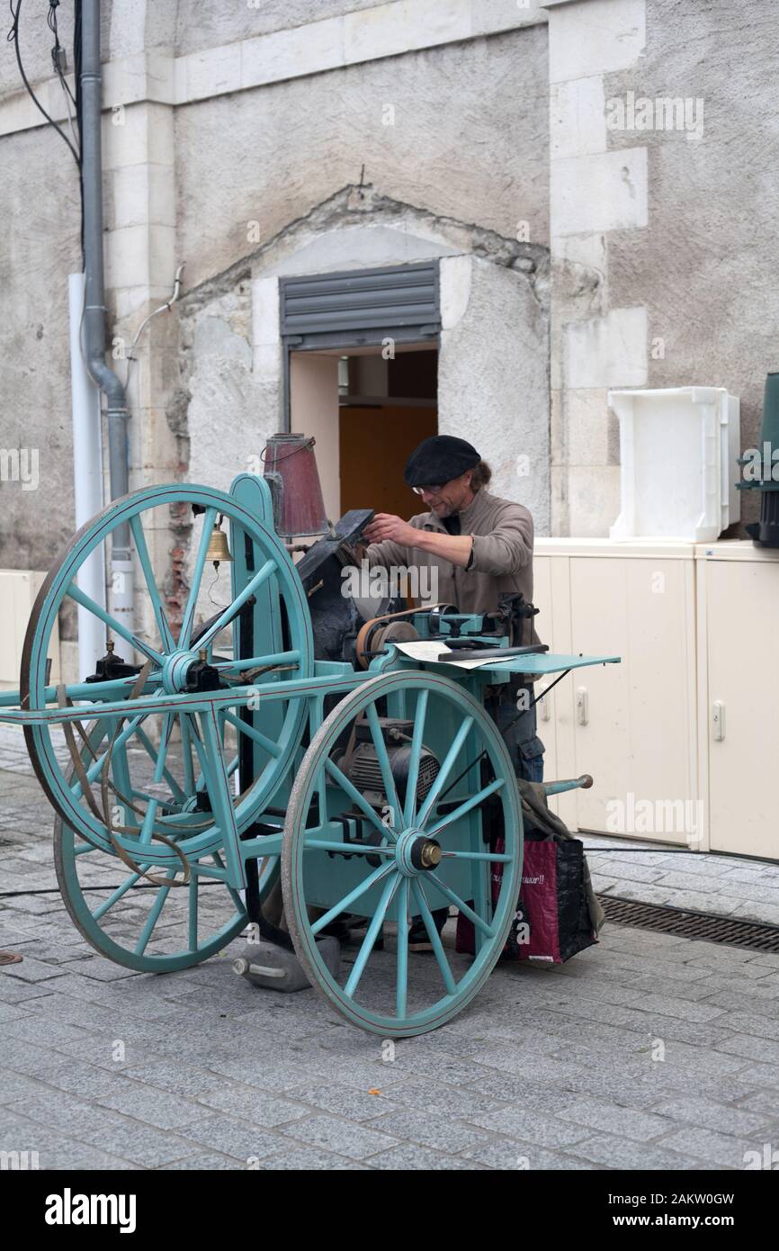 Coltelli e lame per affilare coltelli tradizionali nella piazza del mercato di Nay, Pirenei Atlantici, Nouvelle Aquitaine, Francia Foto Stock