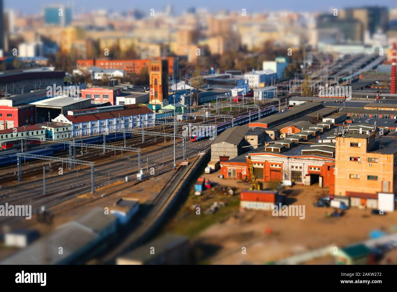 Vista panoramica del nodo ferroviario della città con l'effetto di tilt-shift a Mosca, Russia Foto Stock