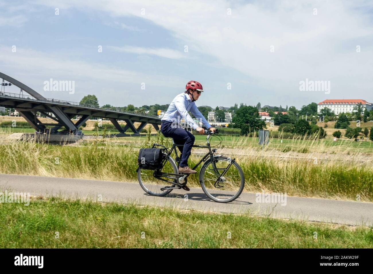 Uomo d'affari in bicicletta dal lavoro Dresda Sassonia Germania stile di vita Foto Stock