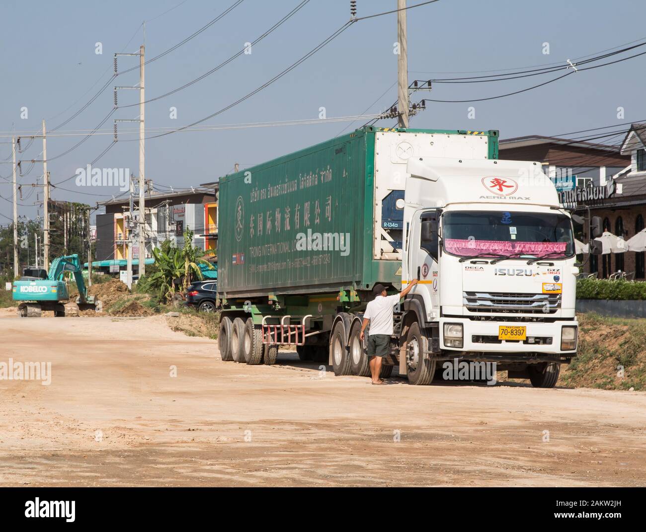 Chiangmai, Tailandia - 7 Gennaio 2020: Driver del contenitore del rimorchio camion carico di Trong International Logistic. Foto Stock