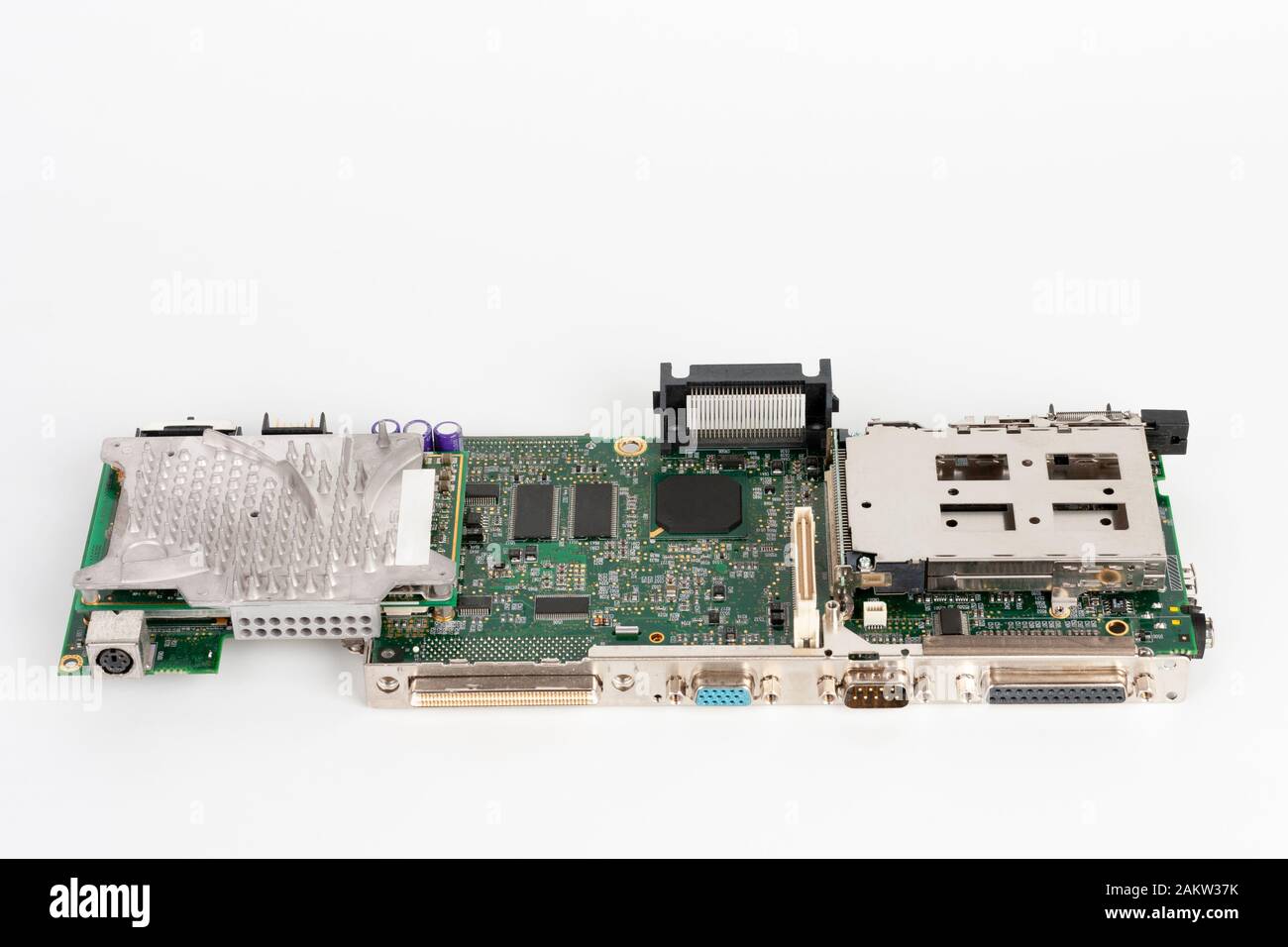 Close up di scheda madre vecchio portatile con parallela, seriale , VGA,  porta PS2 e lo scambiatore di calore del microprocessore su sfondo bianco  Foto stock - Alamy