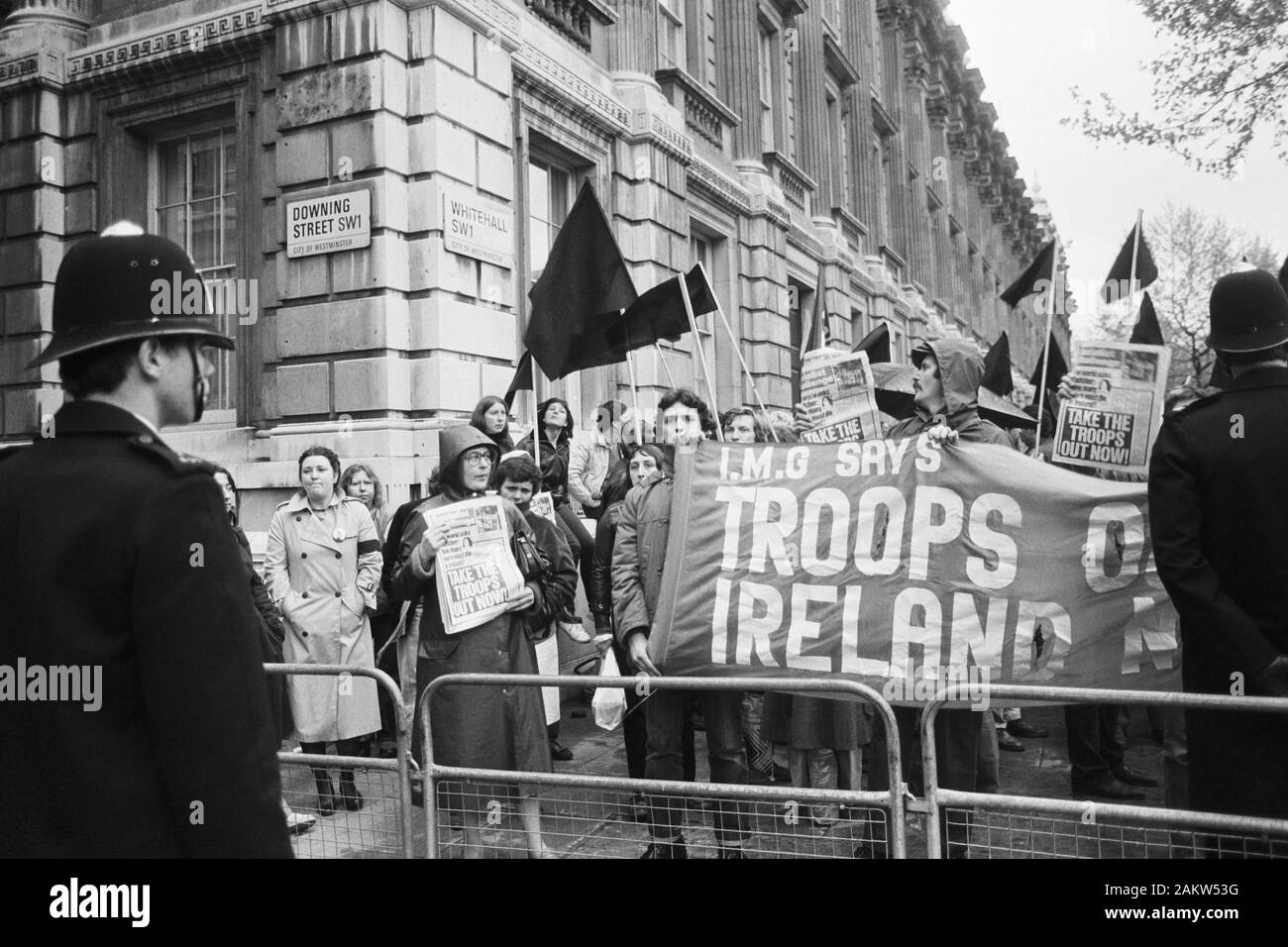 I dimostranti chiedono 'truppe al di fuori dell'Irlanda' allestimento di un demo in Whitehall alla fine di Downing Street. Foto Stock