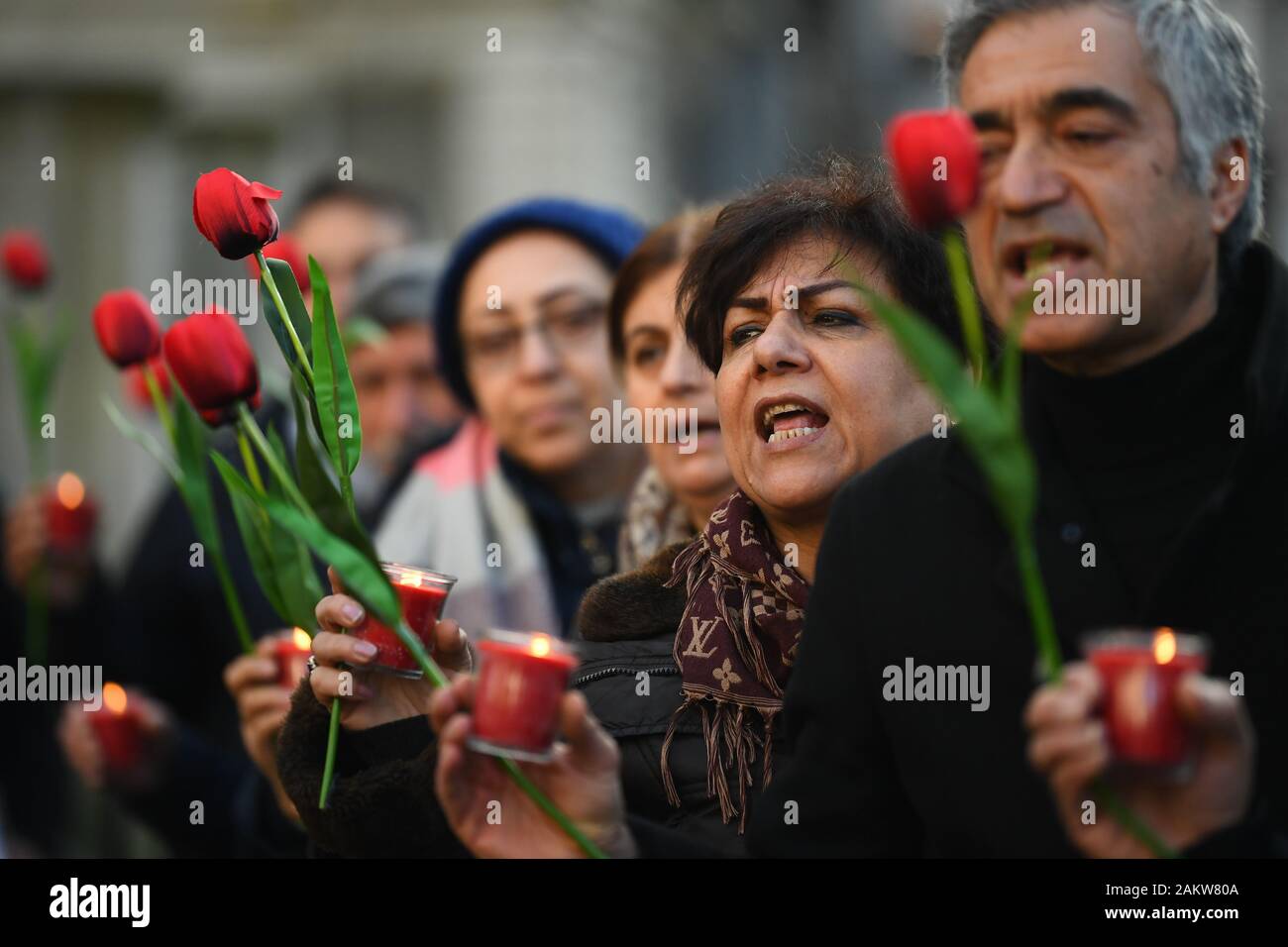 I partecipanti in una veglia detenute dall'Anglo-Iranian europee nel Regno Unito e i sostenitori del consiglio nazionale della resistenza iraniana (NCRI) in Whitehall, Londra, per i passeggeri dell'Ucraina Compagnie Aeree Internazionali di volo che si è schiantato a pochi minuti dopo il decollo dalla Imam Khomeini International Airport in Tehran Mercoledì, uccidendo 176 persone. Foto Stock