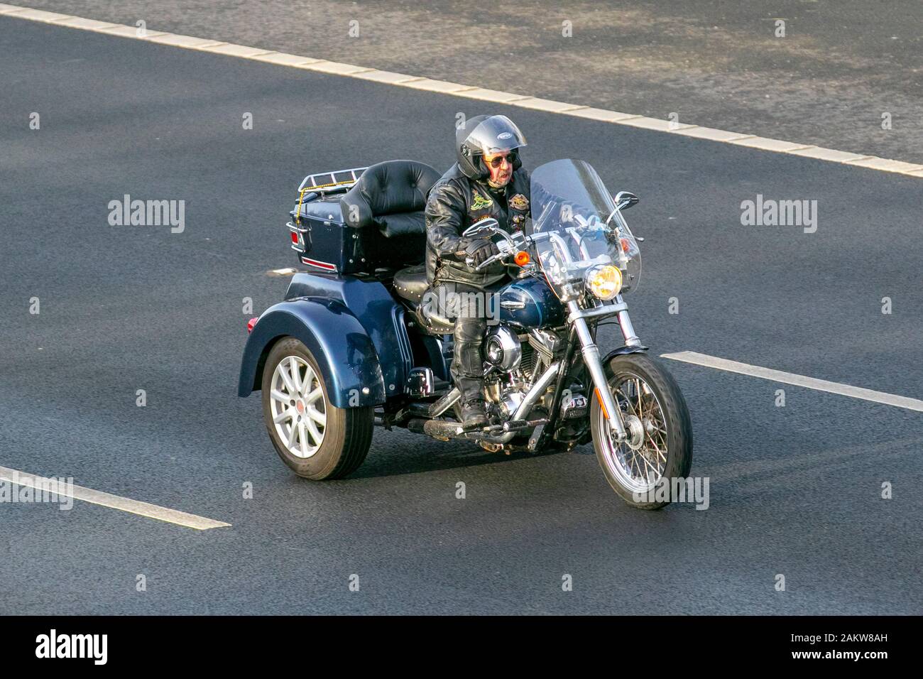 Blue Harley Davidson Tri-Glide Ultra Classic Trike; UK Vehicle Traffic, trasporti, veicoli moderni, moto, moto, 3 ruote, trike, triciclo, 3 moto gommata, Motocicli Trikes, veicoli a tre ruote, veicoli, strade britanniche, motori, auto a sud sulla 3 corsia M55 autostrada Foto Stock