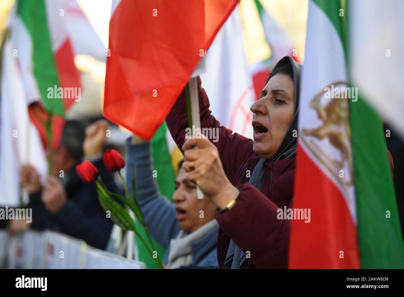 I partecipanti in una veglia detenute dall'Anglo-Iranian europee nel Regno Unito e i sostenitori del consiglio nazionale della resistenza iraniana (NCRI) in Whitehall, Londra, per i passeggeri dell'Ucraina Compagnie Aeree Internazionali di volo che si è schiantato a pochi minuti dopo il decollo dalla Imam Khomeini International Airport in Tehran Mercoledì, uccidendo 176 persone. Foto di PA. Picture Data: venerdì 10 gennaio, 2020. Vedere PA ARIA storia ucraina. Foto di credito dovrebbe leggere: Victoria Jones/filo PA Foto Stock