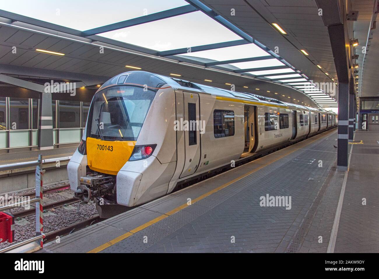 LONDON, Regno Unito - 24MAR2019: classe Thameslink 700 numero di treno 700143 presso la stazione di London Bridge. Foto Stock
