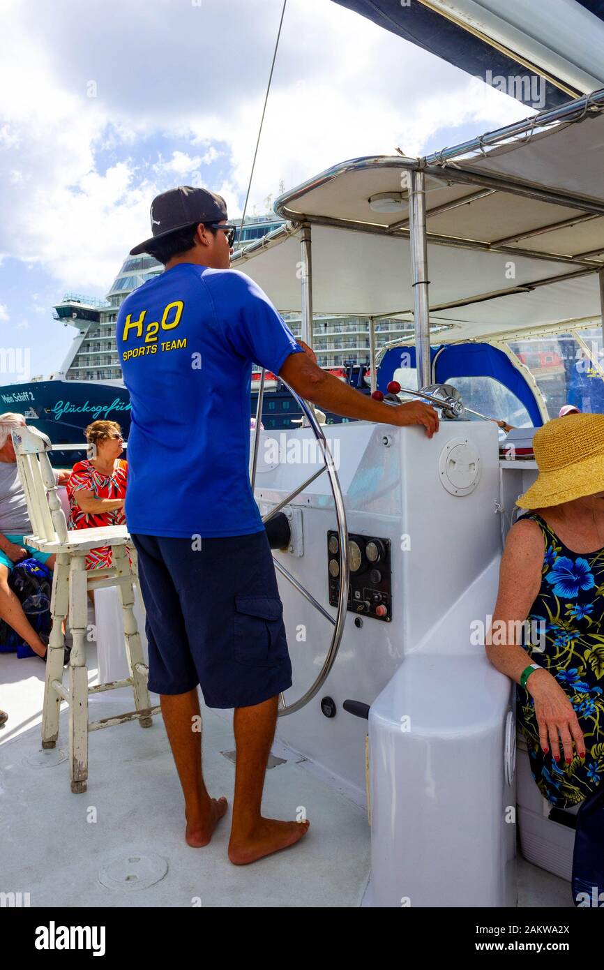 Oranjestad, Aruba - 4 dicembre 2019: Turisti in viaggio in barca dal tour Pelican per fare snorkeling lungo la costa di Aruba Foto Stock