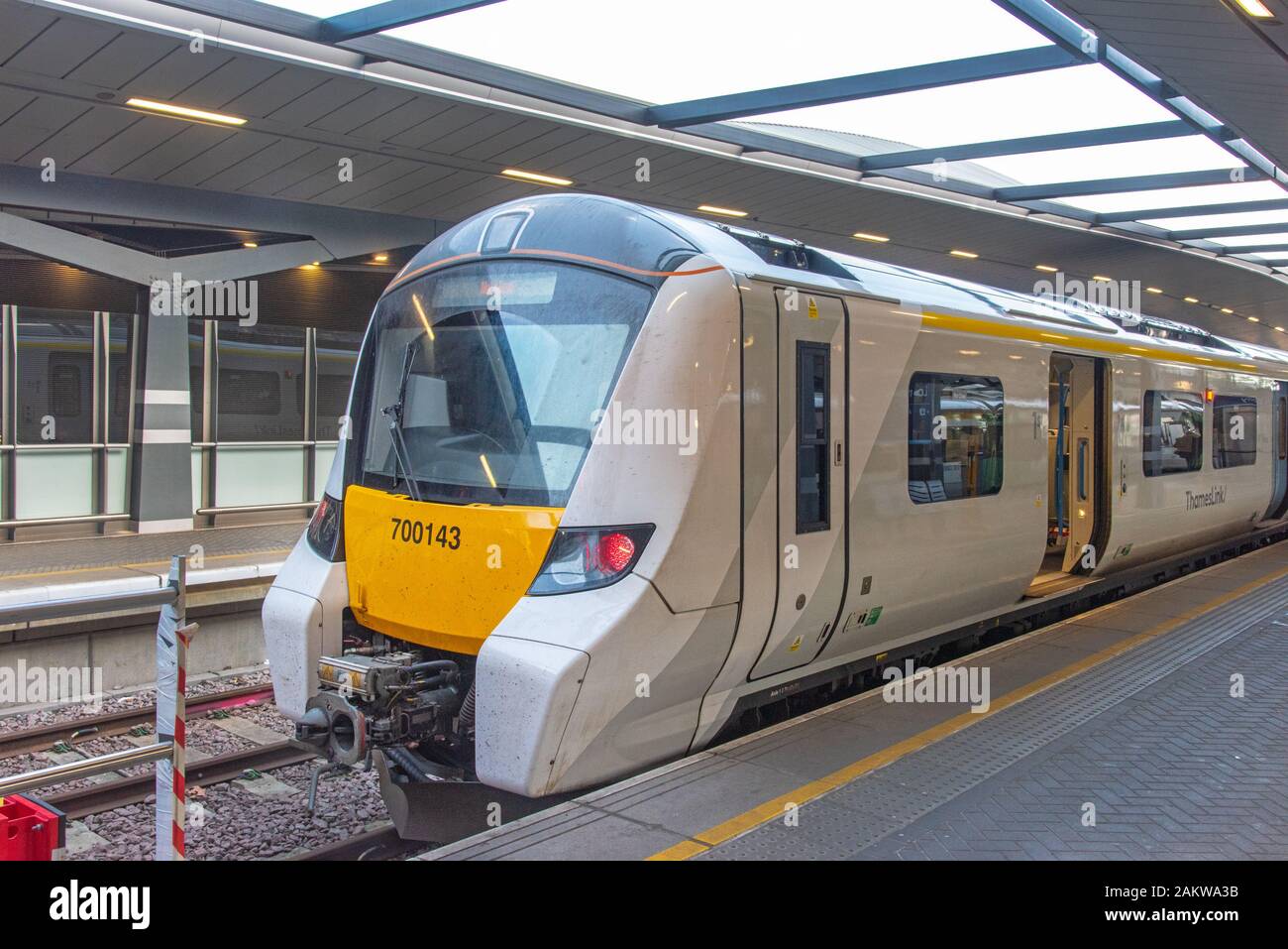 LONDON, Regno Unito - 24MAR2019: classe Thameslink 700 numero di treno 700143 presso la stazione di London Bridge. Foto Stock