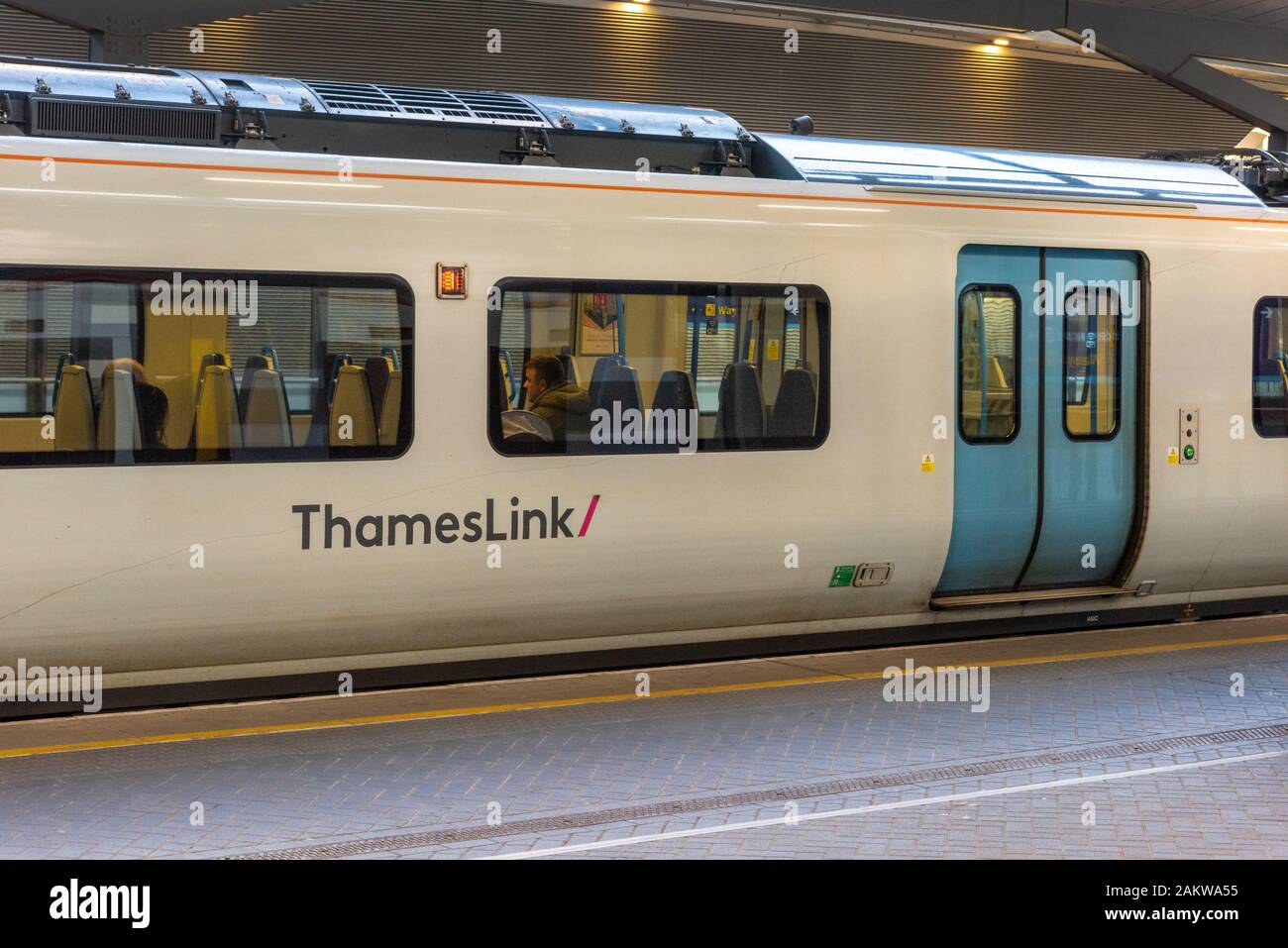 LONDON, Regno Unito - 24MAR2019: classe Thameslink 700 numero di treno 700143 presso la stazione di London Bridge. Foto Stock