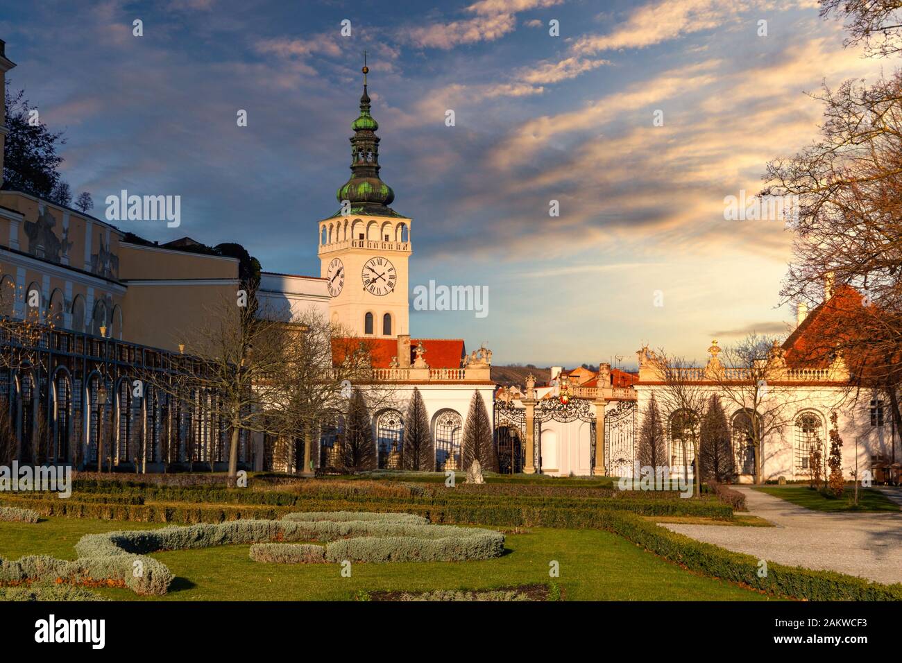 Porta del Castello e st. Chiesa di San Venceslao. Mikulov, Regione Della Moravia Meridionale. repubblica Ceca. Foto Stock