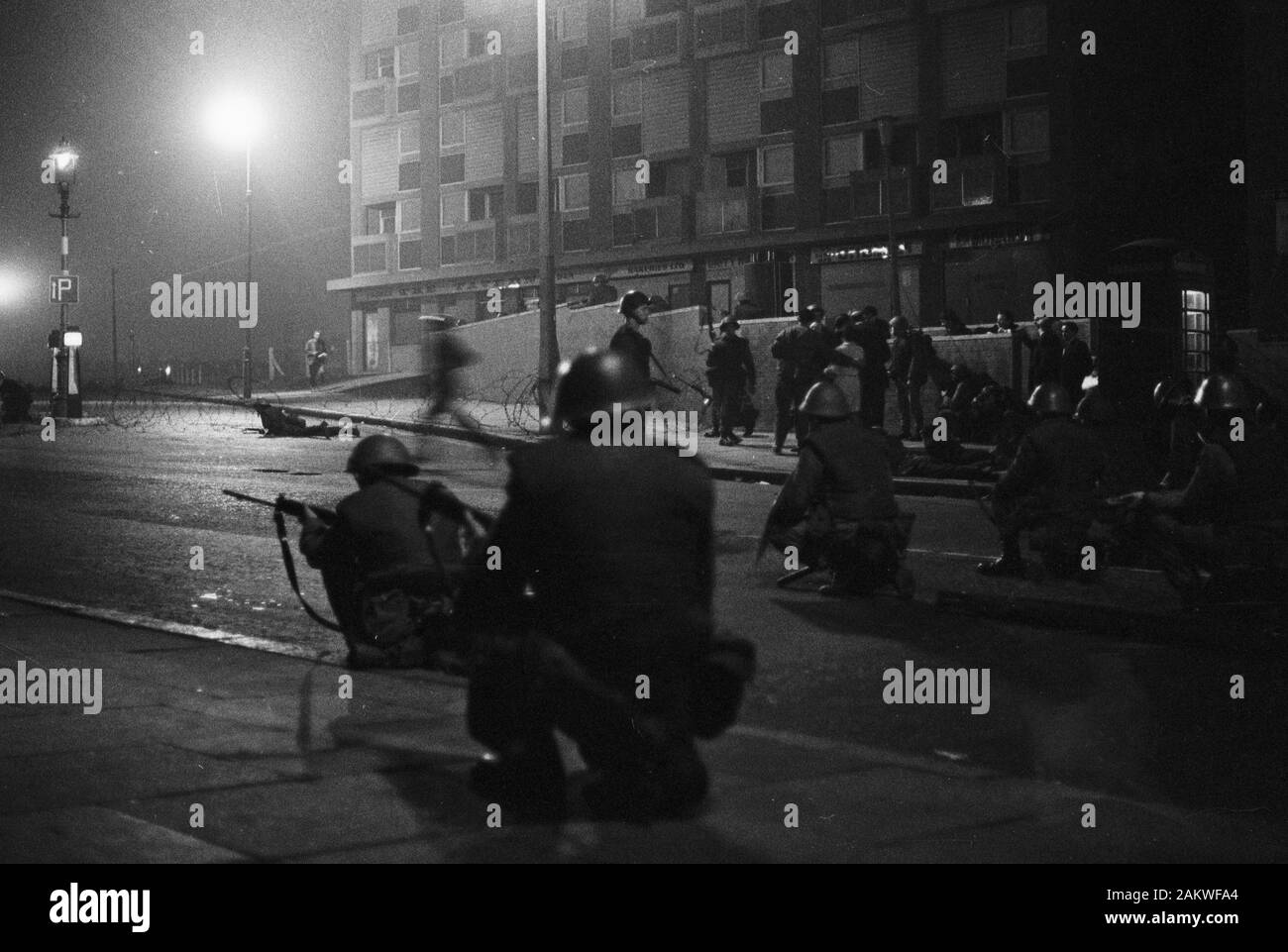 La mattina presto in scena a Belfast protestante di Shankill Road. I soldati Si acquatti come cecchini proiettili volare intorno. Foto Stock