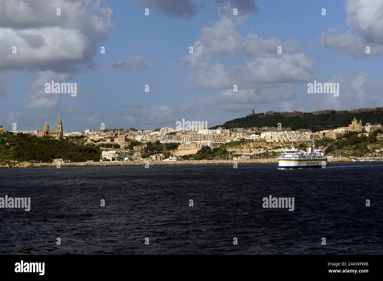 Malta-Gozo Fähre verlässt den Hafen von Mgarr, Gozo, Malta Foto Stock