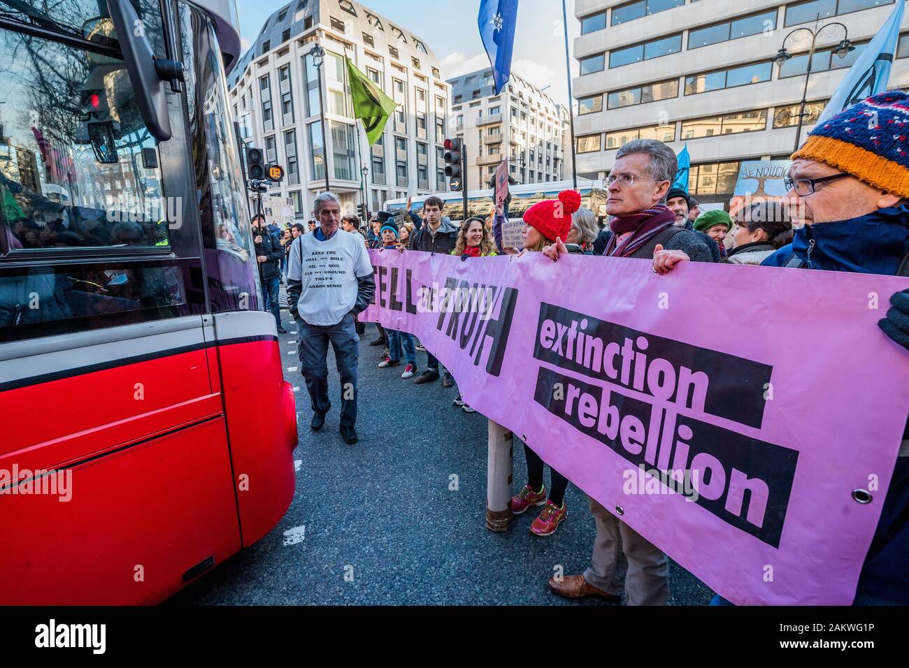 Londra, Regno Unito. 10 gen 2020. Estinzione della ribellione raccogliere fuori l'Alta Commissione australiana, ad Aldwych, per protestare contro l'atteggiamento del governo australiano per il cambiamento climatico, in generale ,e incendi (e il loro impatto più ampio), in particolare l. Credito: Guy Bell/Alamy Live News Foto Stock