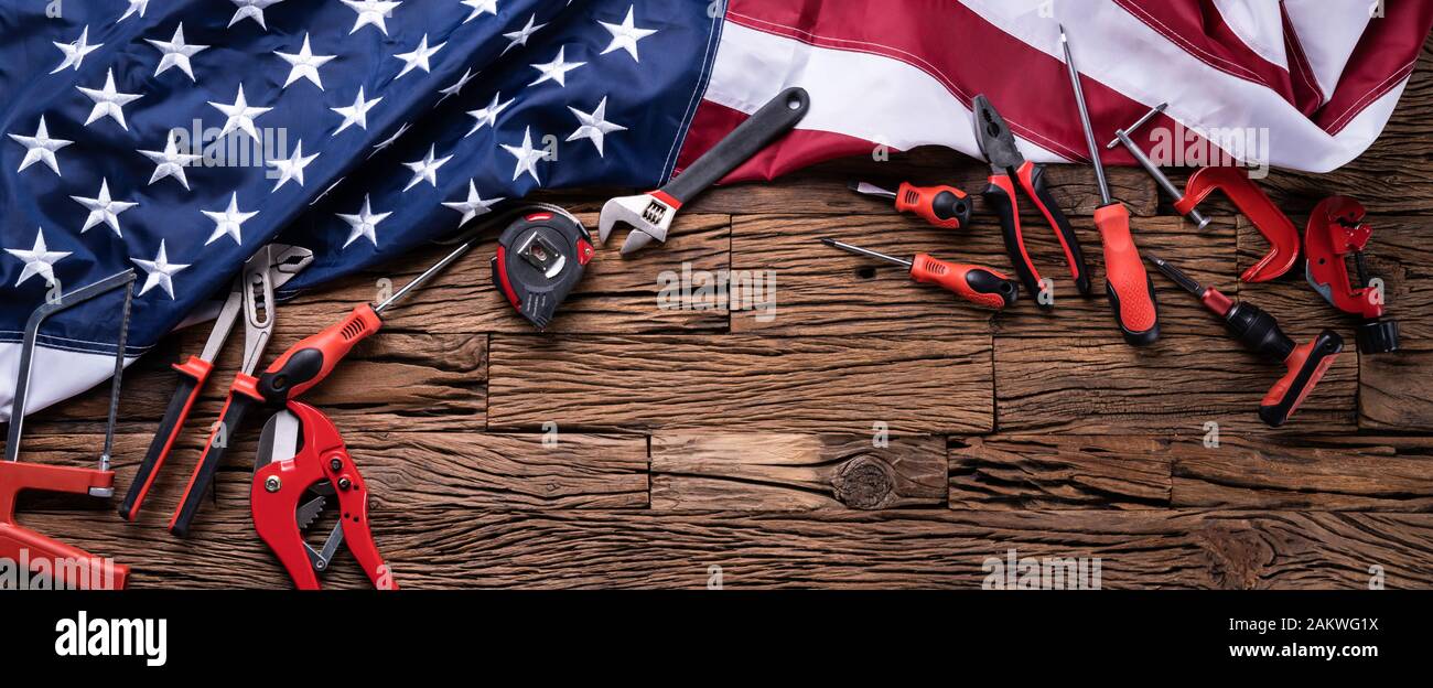 Bandiera americana e set di strumenti su sfondo di legno Foto Stock