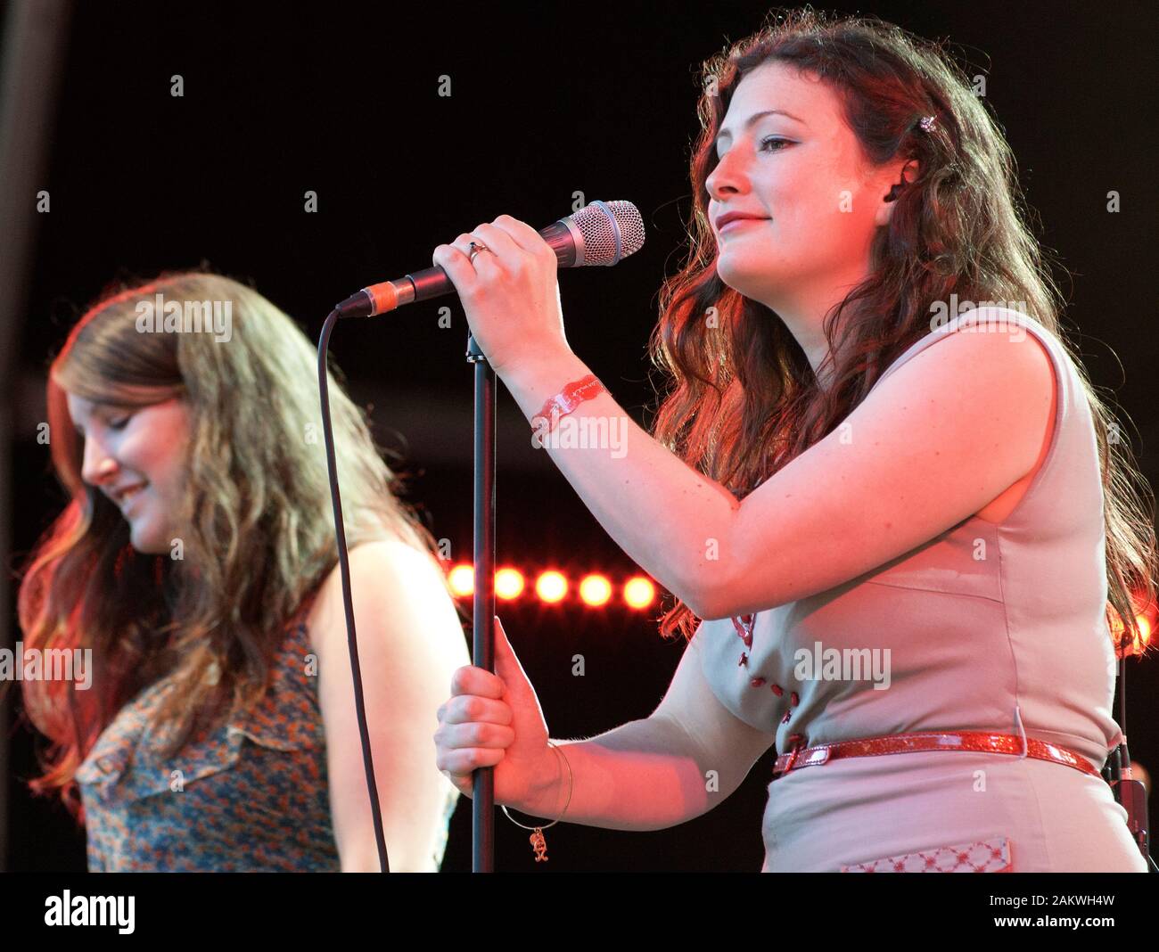 Rachel e Becky Unthank della band britannica, il Unthanks effettuando al Larmer Tree Festival, UK 18/7/2010 Foto Stock