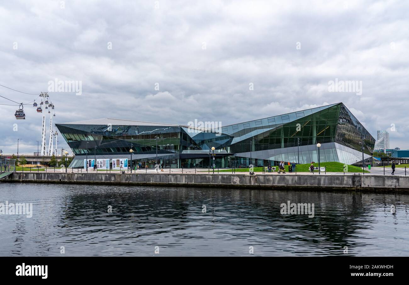 London, Regno Unito - 5 October 2019: Royal Dock nella parte est di Londra con il palazzo di cristallo e la linea della cabinovia Foto Stock