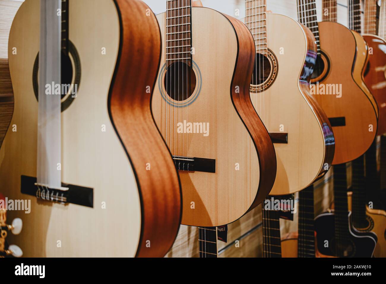le chitarre dei banner vengono visualizzate in una riga di un brano musicale negozio Foto Stock