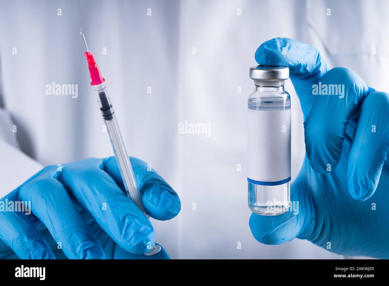Close-up di un medico che la mano che tiene la siringa di vaccino Foto Stock