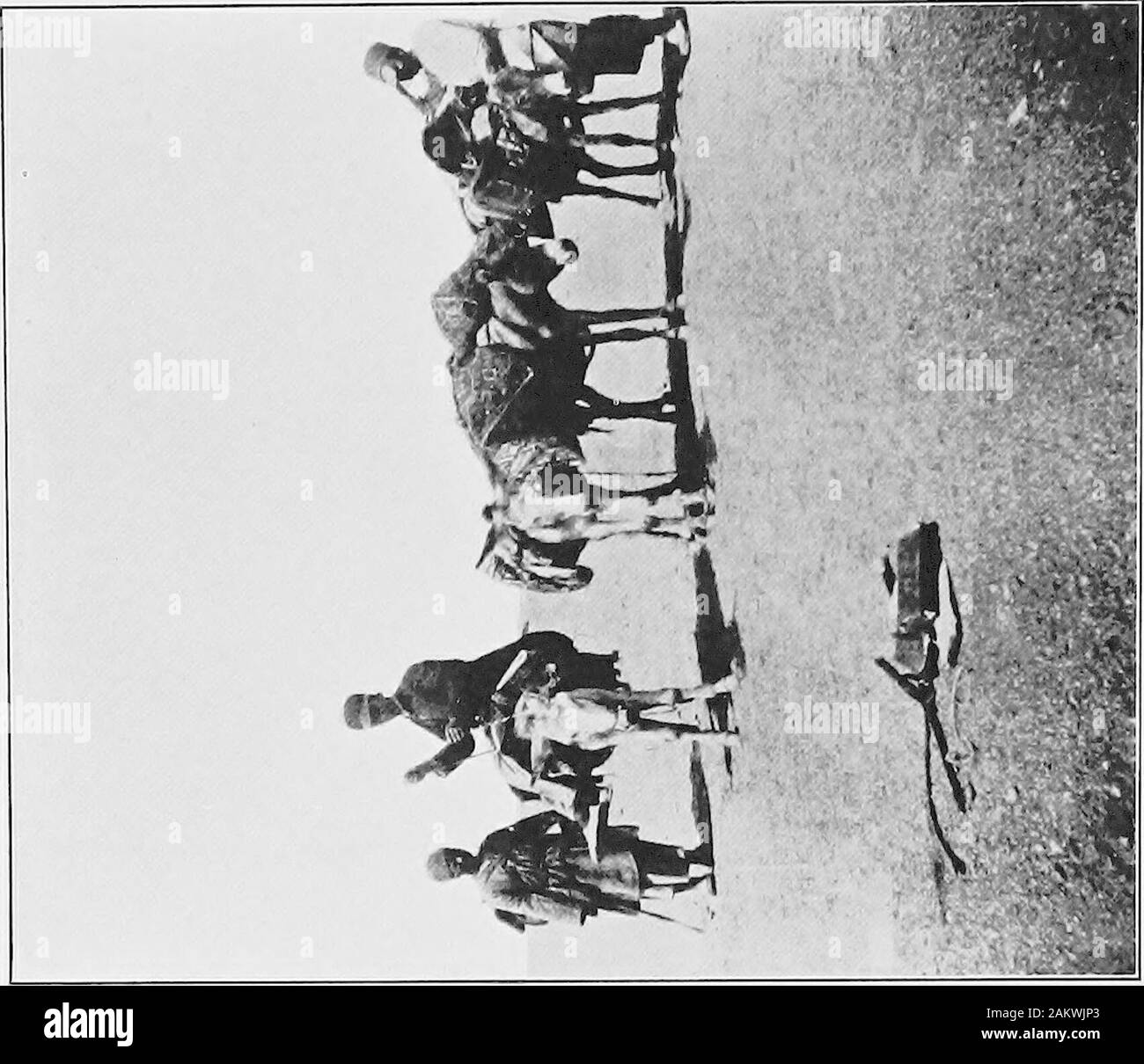 La Persia il passato e il presente; un libro di viaggio e di ricerca, con più di duecento illustrazioni e una mappa . m informazioni in theolder Mohammedan scrittori. Ibn Rostah (c. 900) parla di Ar-distan come una bella città e dice che Anushirvan (cioè la Sasanianking Chosroes I, A.D. 531-579) è nato lì.* Istakhri (951)membri, Ardistan è una città murata, ogni trimestre che è di due giorni è stato il tempo occupato ed. De Goeje, Bihl. Qeog. Arab. 3. 390. Da Josafa Barbaro in tlie quindicesimo cen- l etimologia non è corretto; vedere essere- tury, egli dice: Da thense [cioè basso, p. 407. In contrapposizione a Foto Stock