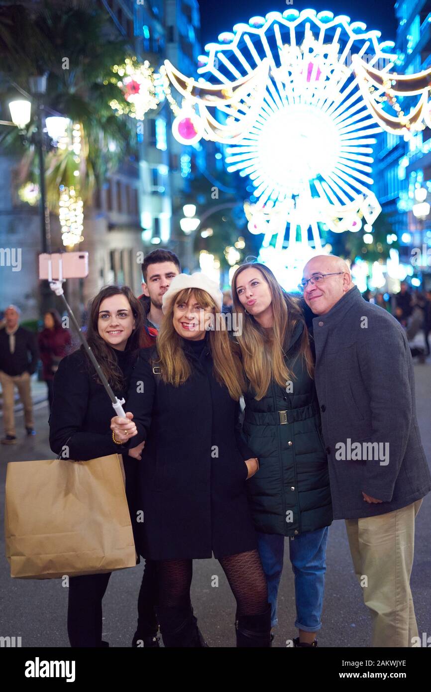 Gruppo di persone che prendono un selfie alle luci di natale a Vigo, Galizia, Spagna Foto Stock