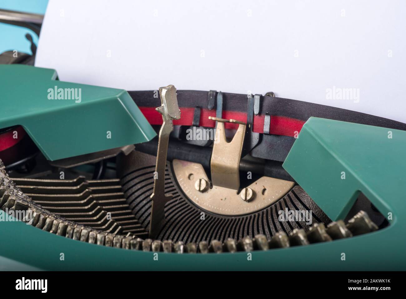 Macchina da scrivere vintage con foglio di carta. Primo piano. Foto Stock
