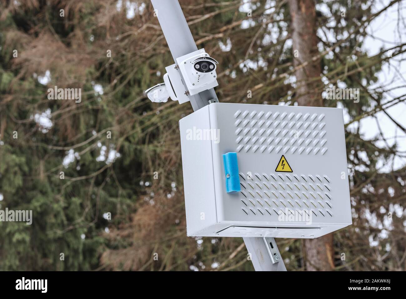 Telecamere di sicurezza appese sulla colonna della lanterna del parco cittadino. Foto Stock