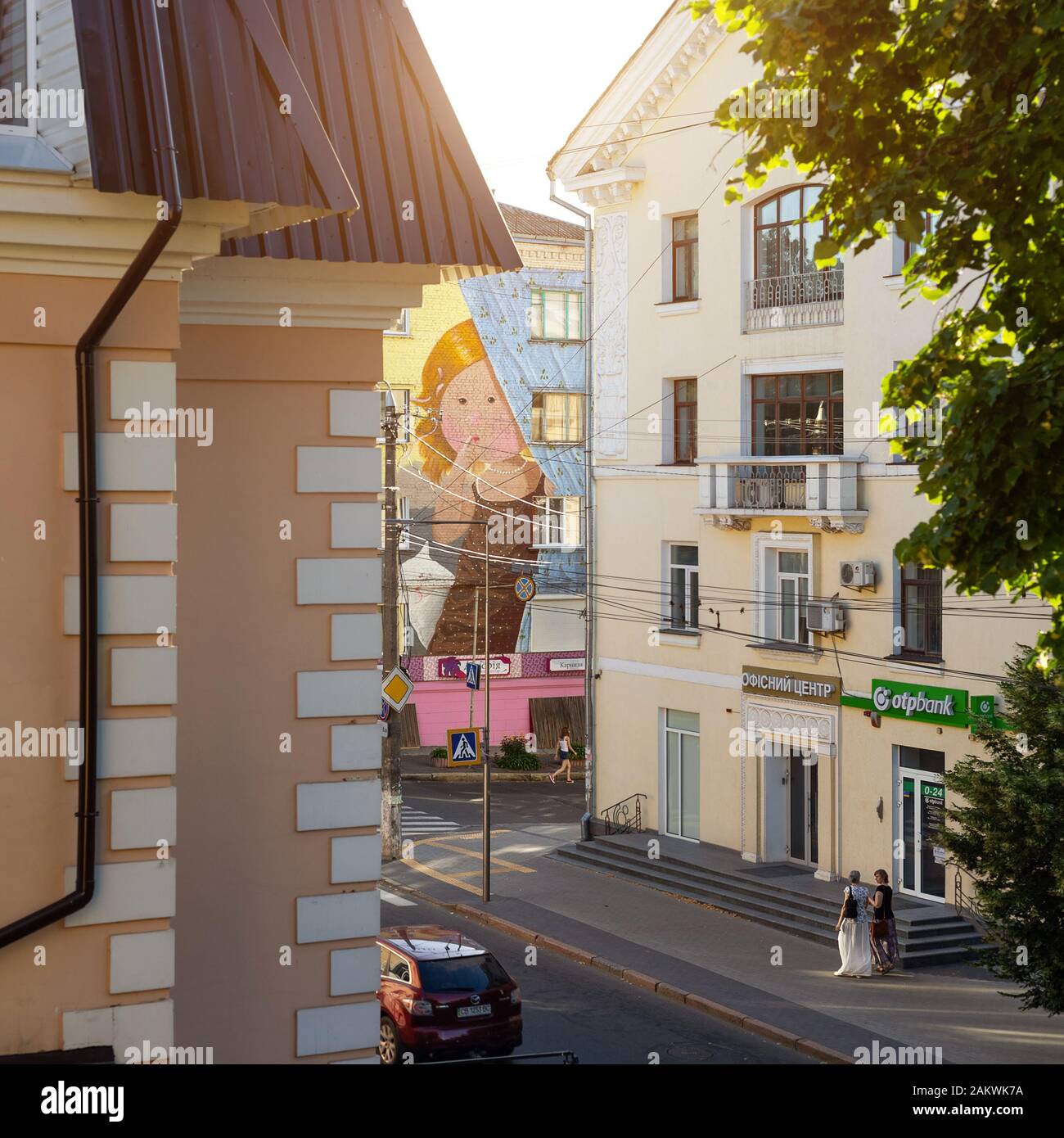 Chernihiv, Ucraina, 16 Giugno 2019. Murale in stile Gapchinska. Vista dalla finestra della casa all'incrocio tra via Mstislavska e Hetman Polu Foto Stock