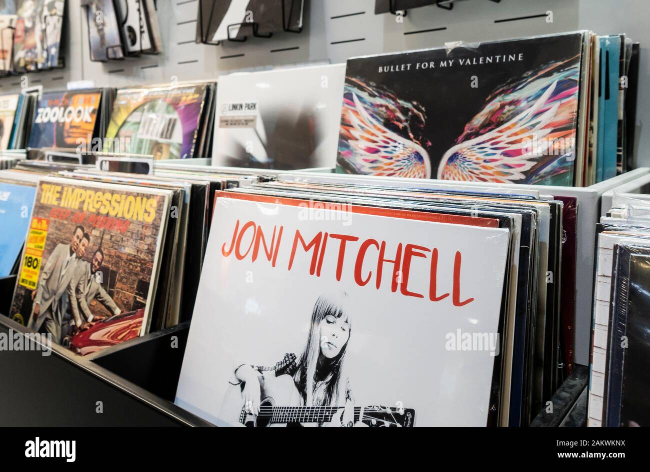 Abums, dischi in vinile in negozio di musica/negozio di dischi. Foto Stock