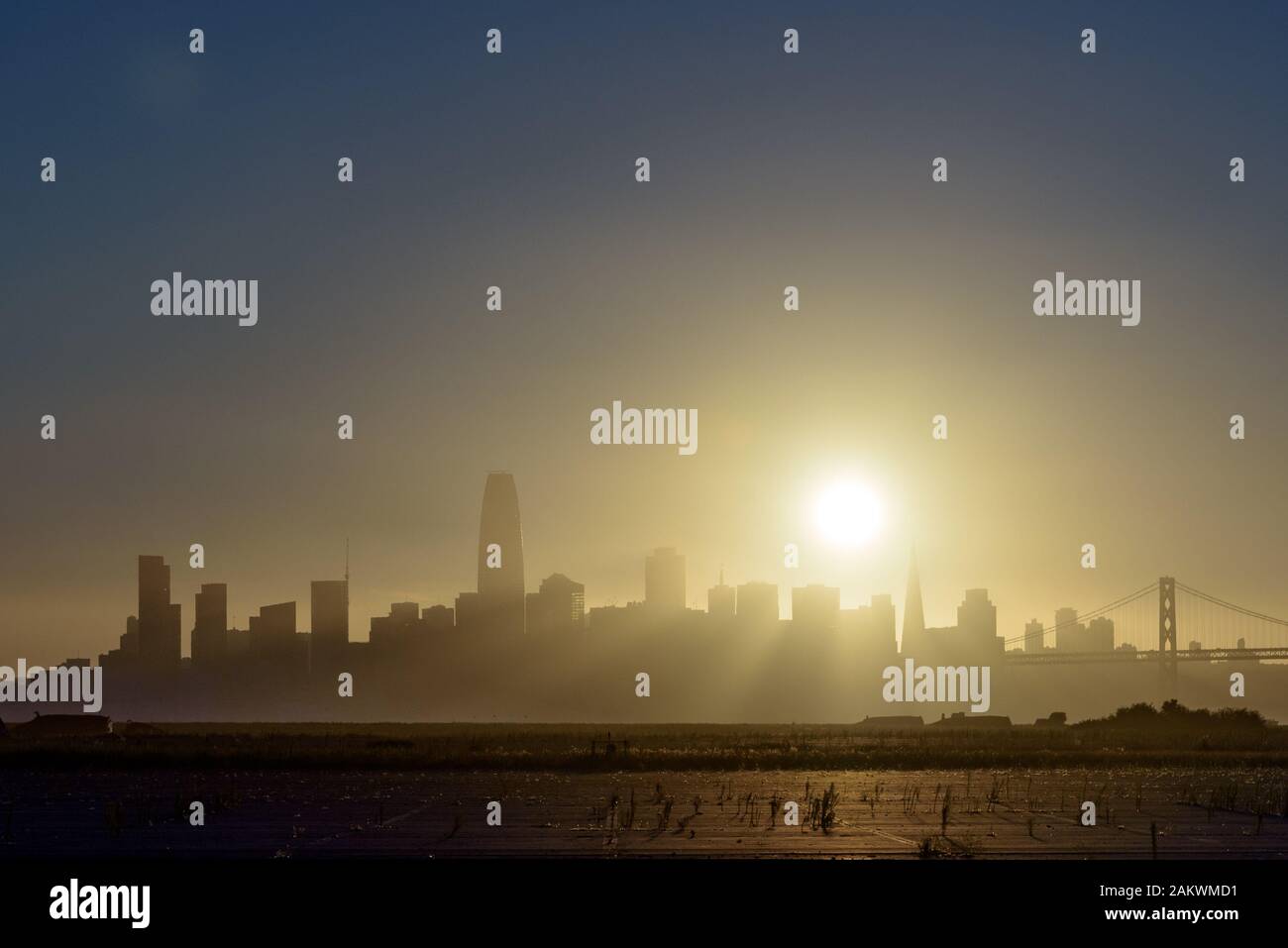 San Francisco Skyline con Bay Bridge al tramonto Foto Stock