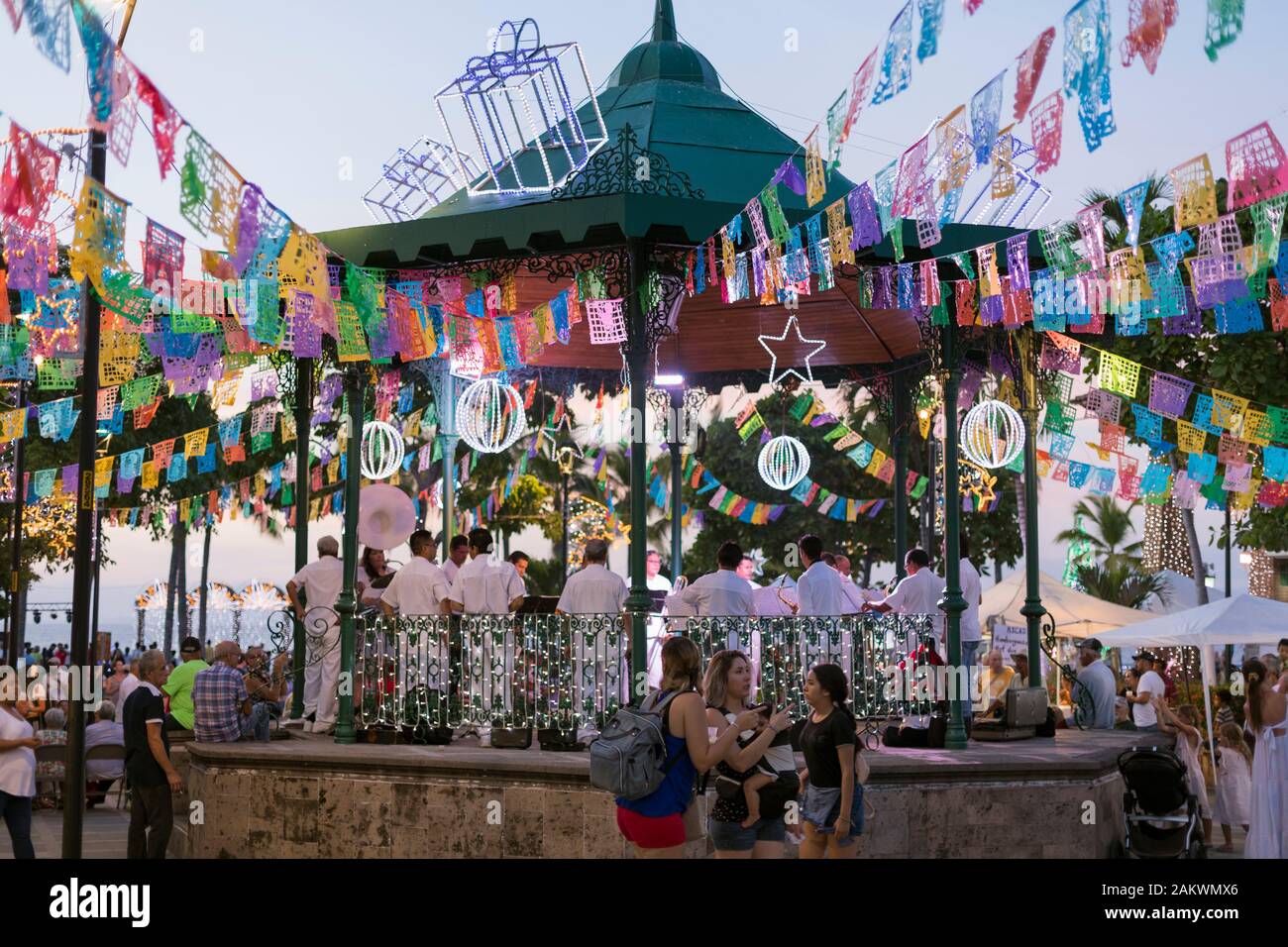 Messico, Puerto Vallarta, Jalisco, bandstand decorato per un festival con band e persone Foto Stock