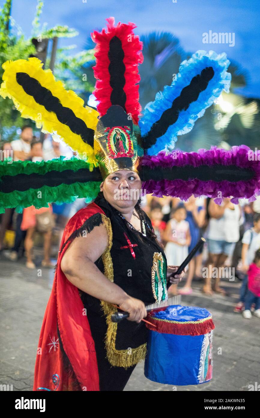 Messico, Puerto Vallarta, Jalisco, indigeni partecipante di prendere parte al festival "Nostra Signora di Guadalupe" Foto Stock