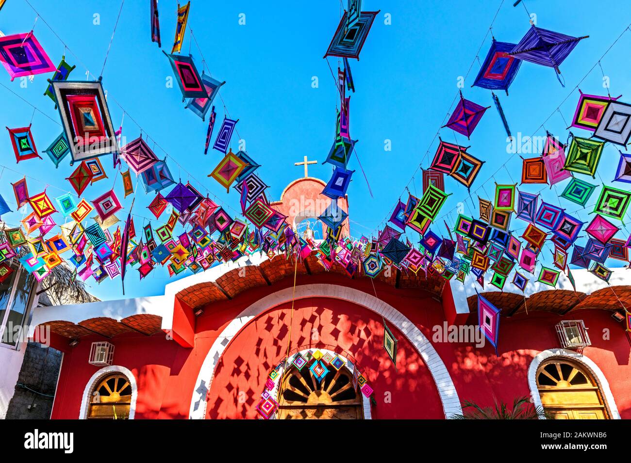 Messico,Nayarit, Sayulita, Parroquia de Nuestra Señora de Guadalupe- Sayulita, chiesa cattolica con Ojos de Dios banner Foto Stock