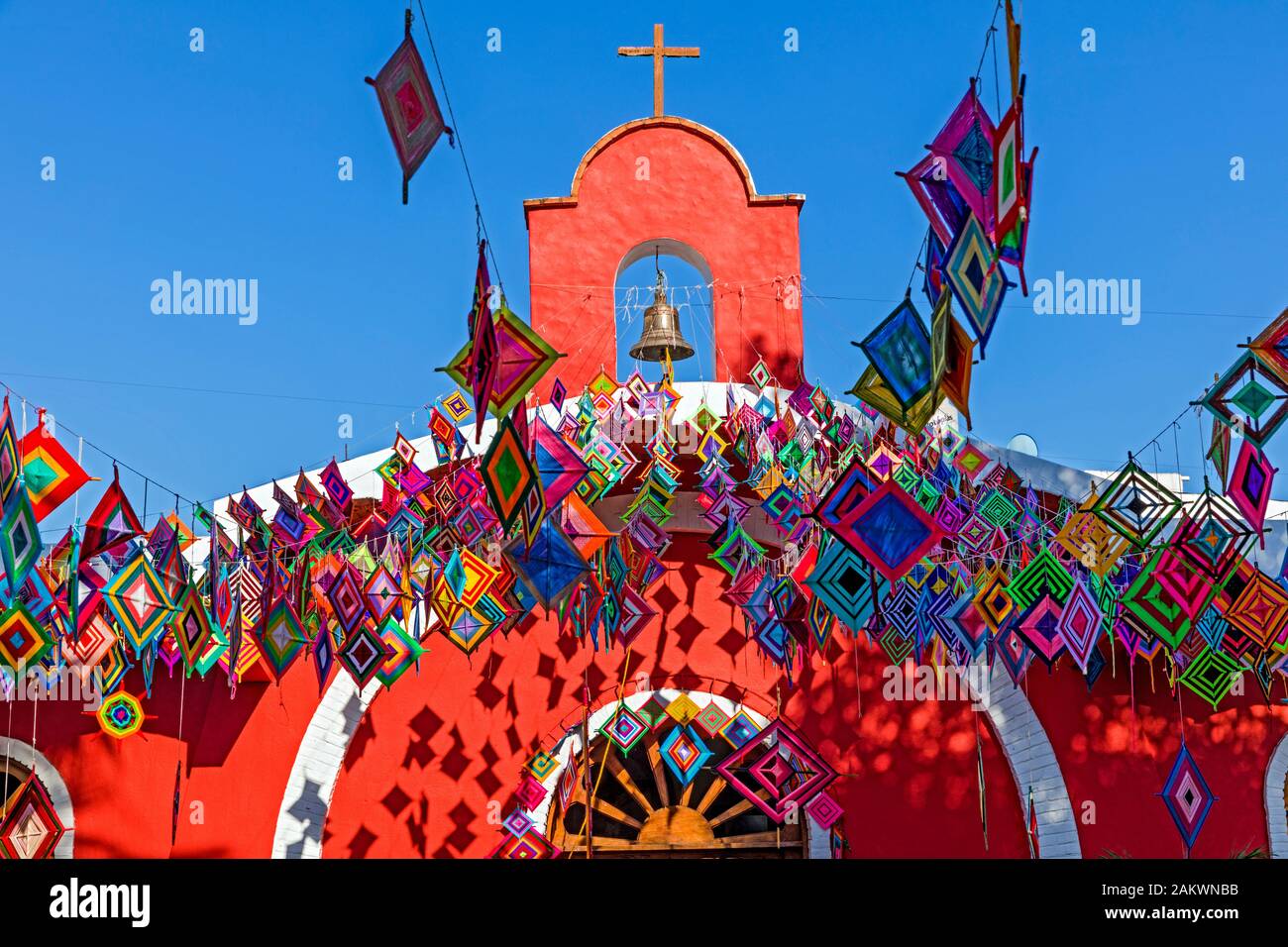 Messico,Nayarit, Sayulita, Parroquia de Nuestra Señora de Guadalupe- Sayulita, chiesa cattolica con Ojos de Dios banner Foto Stock