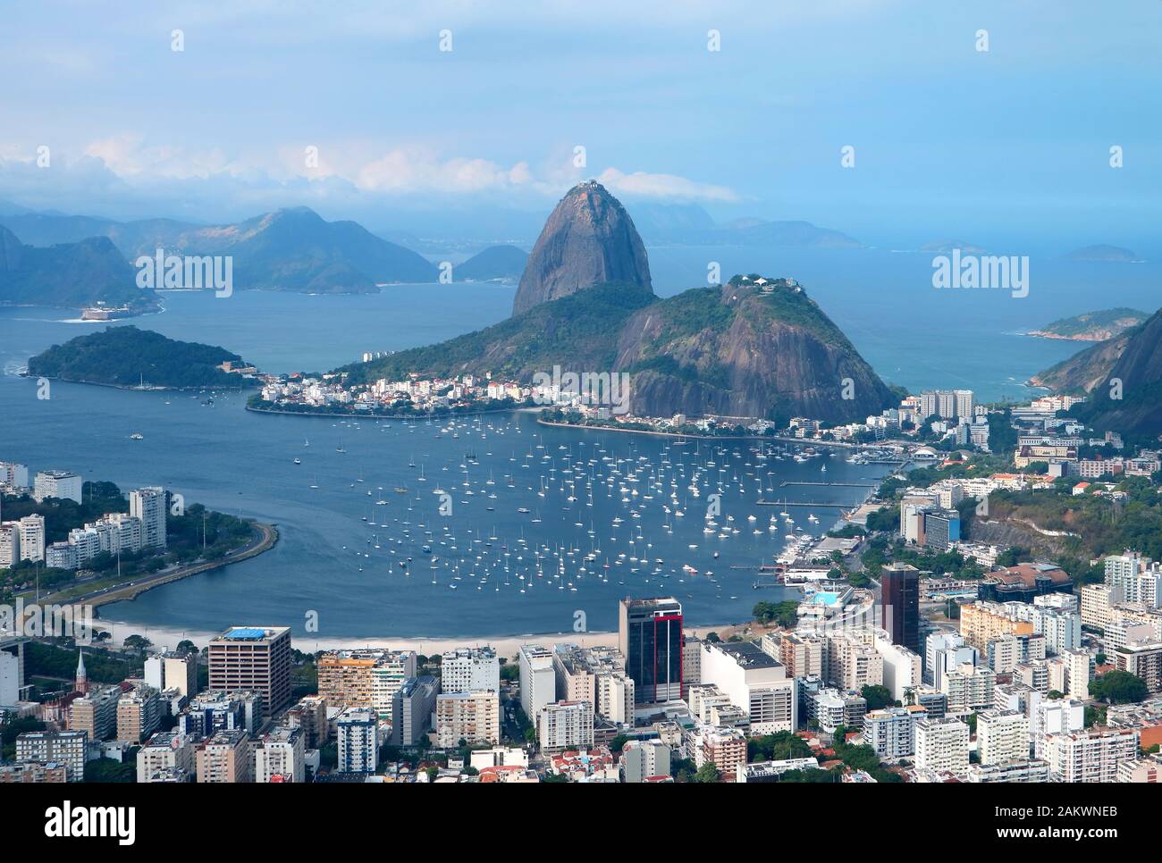 Pan di zucchero, il famoso punto di riferimento di Rio de Janeiro Visto dalla collina Corcovado a Rio de Janeiro, Brasile Foto Stock