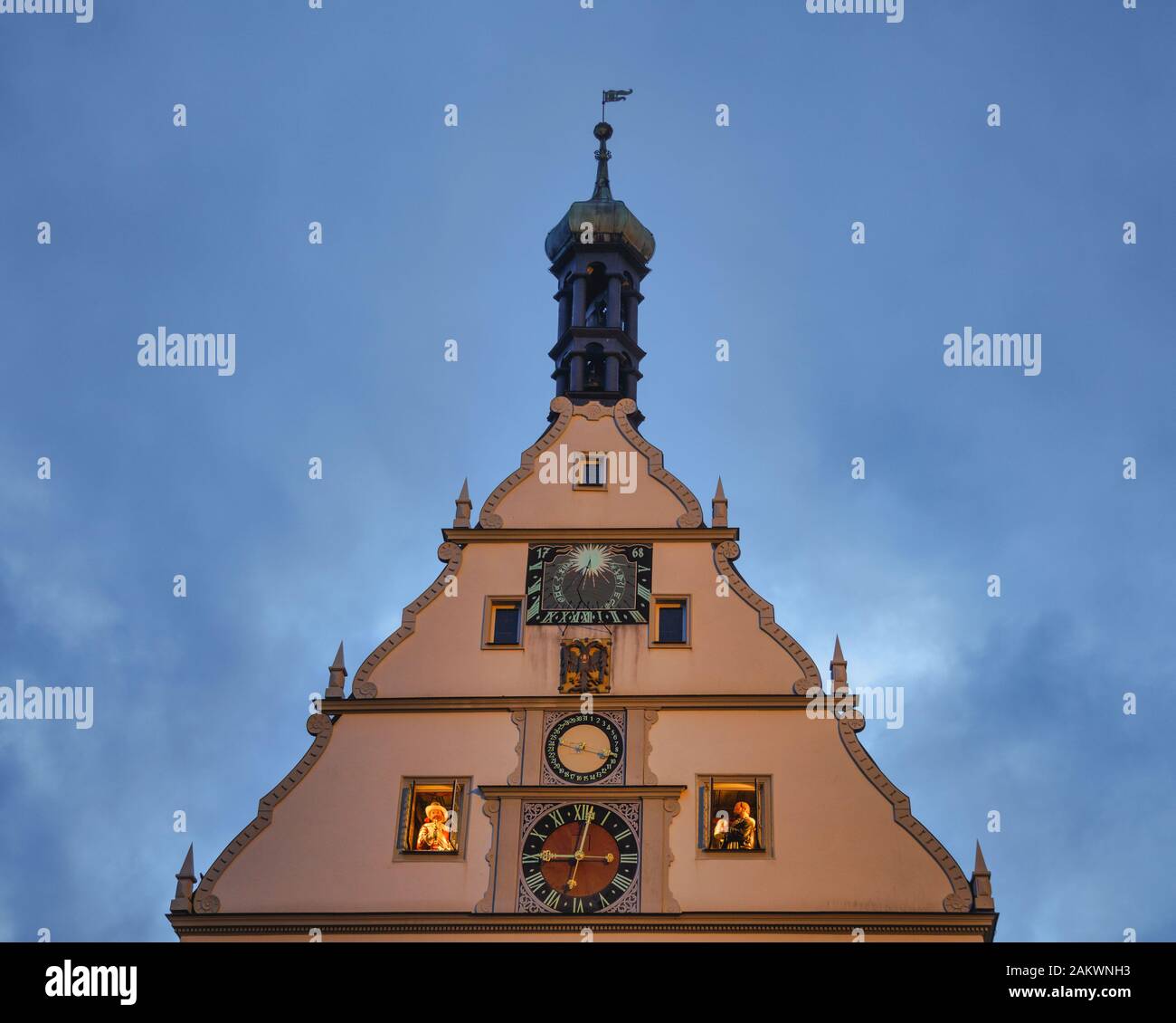 Ex taverna con orologio astronomico sundial che ricrea la leggenda locale del Master Draft a Marktplatz (piazza del mercato) a Rothenburg Foto Stock