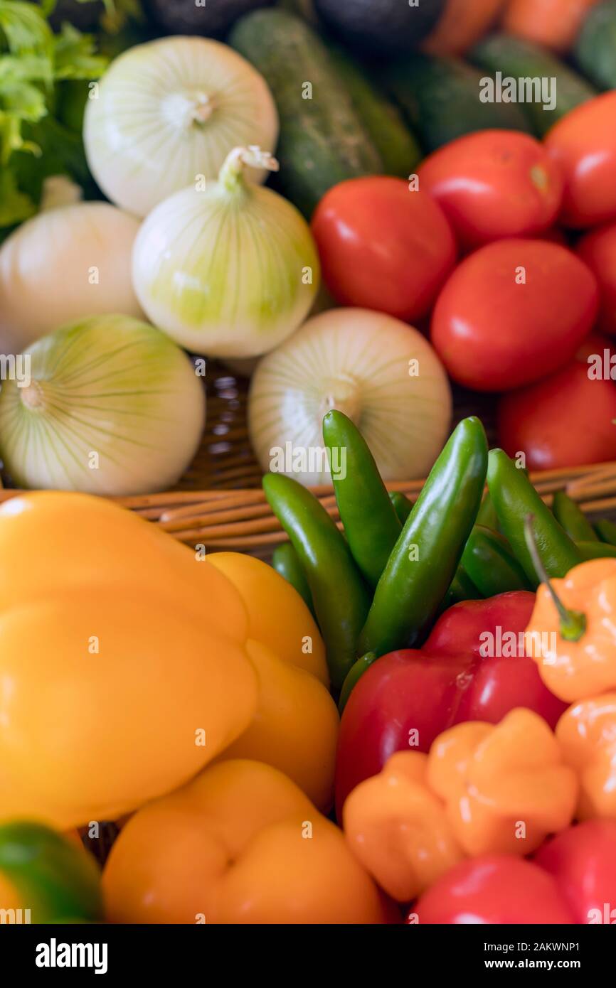 Cipolle, pomodori e peperoni display Foto Stock