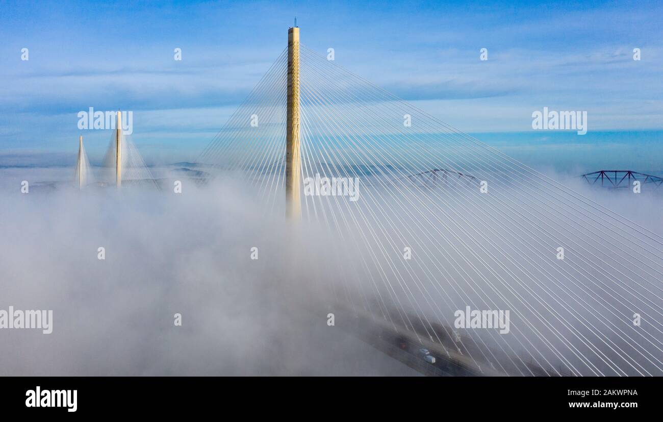 South Queensferry, Scotland, Regno Unito. 10 gen 2020. Drone di immagine di una spettacolare inversione di cloud a Queensferry attraversando Ponte con la metà inferiore del ponte avvolto nella nebbia ma la metà superiore in una bella giornata di sole. Iain Masterton/Alamy Live News Foto Stock