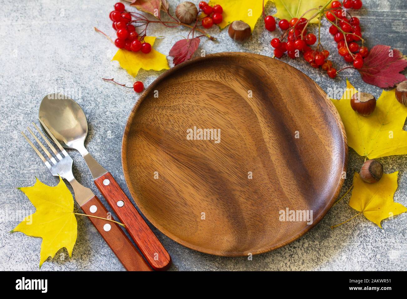 Autunno impostazione tabella. Ringraziamento o raccolto autunnale impostazione tabella con argenti e la cornice delle foglie. Foto Stock